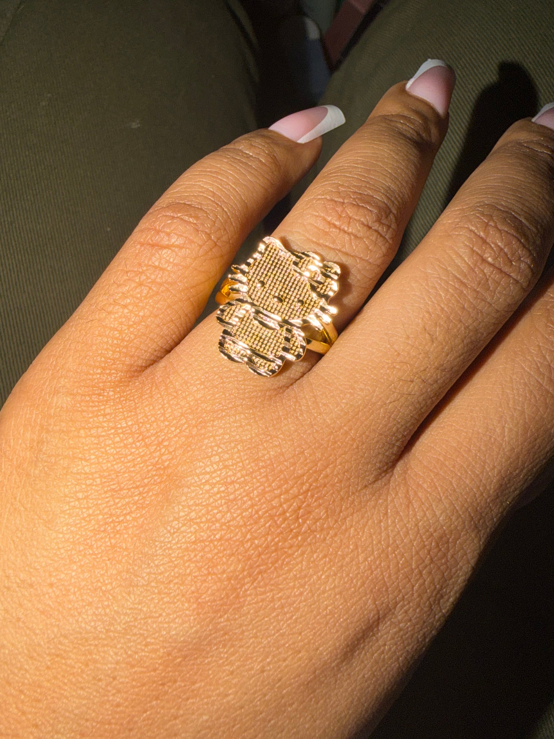 Hello Kitty Ring The Pynk Plug